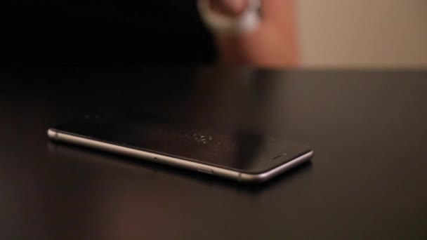 Очищення дисплея смартфона від пилу — стокове відео