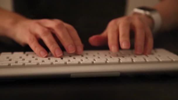 Красивые руки молодая женщина печатает компьютер — стоковое видео