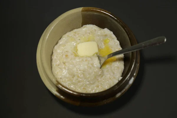 Avena porridge latte burro scuro sfondo alto angolo — Foto Stock