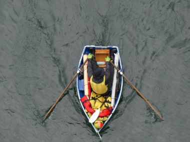 Adam kürek tekne deniz backgorund