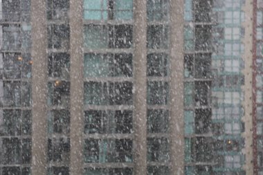 Kar yağışı modern şehir gökdelenler