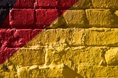 Sarı kırmızı boyalı duvar