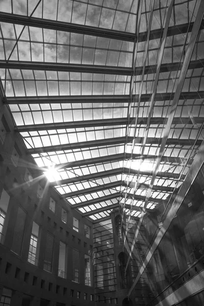 Arquitetura futurista telhado de vidro céu sol preto e branco — Fotografia de Stock