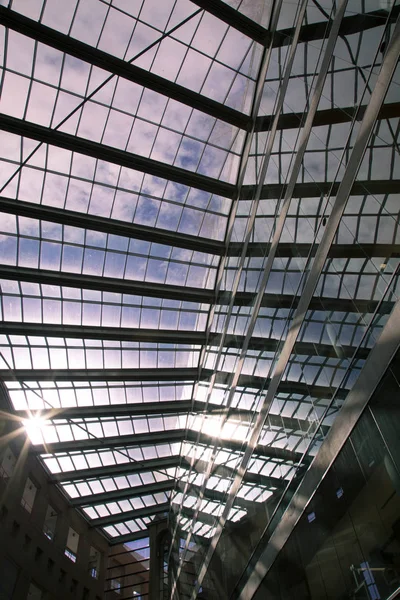 Прозорий скляний дах концепція блакитного неба сучасна архітектура — стокове фото