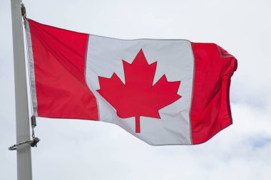 Bulutlu gökyüzü Kanada bayrağı