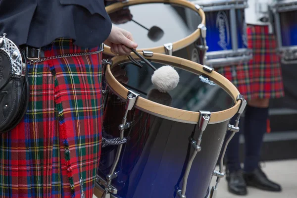 Bateristas irlandeses realizando escoceses callejeros — Foto de Stock