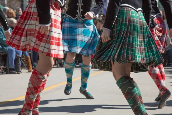 Açık dans gençler İskoç etekler — Stok fotoğraf