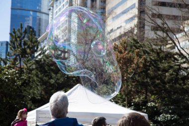 Dünya dışı kafa şekli sabun köpüğü