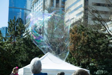 Kentsel peyzaj büyük sabun köpüğü kafa şekli