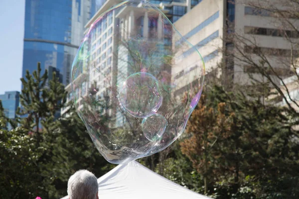 Magique bulle de savon volant paysage urbain — Photo