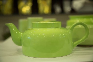 Fild ışık yeşil çaydanlık sığ derinliği