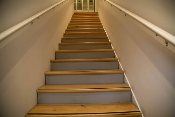 Ahşap merdiven beyaz duvarlar düşük açılı