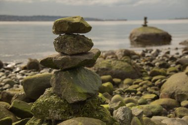 Kayalar dengeli plaj güneşli gün