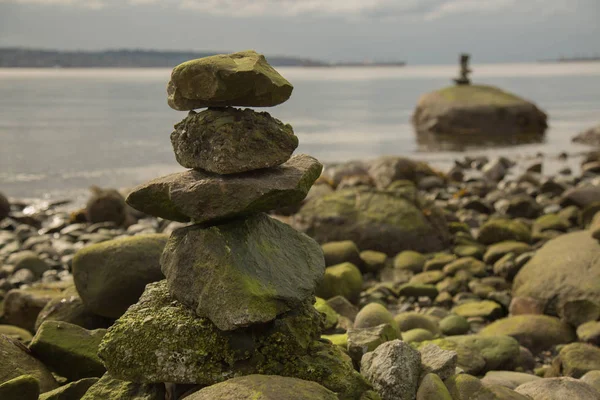 Rocks balanced beach sunny day — Stock Photo, Image