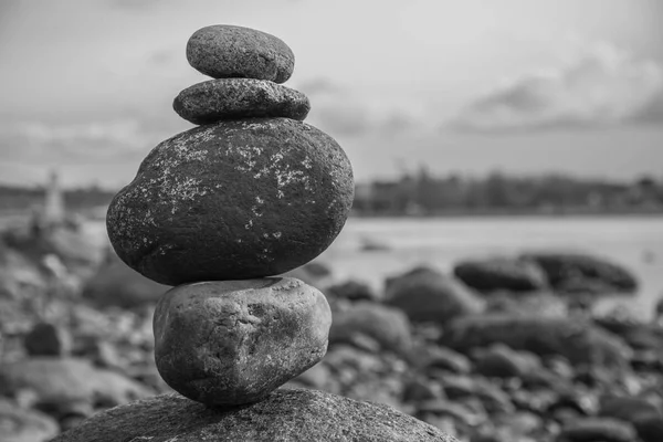 Чорно-білі камені збалансовані — стокове фото