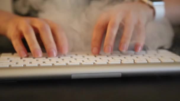 Mãos fêmea digitando fumaça teclado — Vídeo de Stock