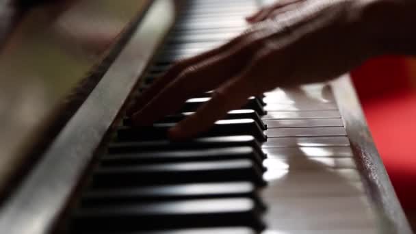Vrouw pianospelen close-up — Stockvideo