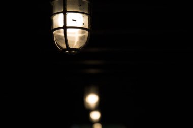 Karanlık arka planda lambalar