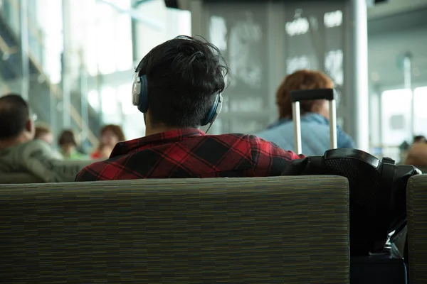Genç kulaklık müzik Havaalanı dinleme