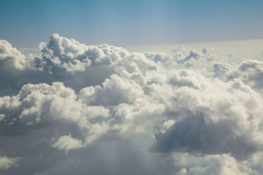 Bulutlar güneşli gün üzerinde uçan