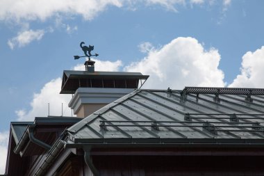 Rüzgar Vane kedi çatı güneşli gün