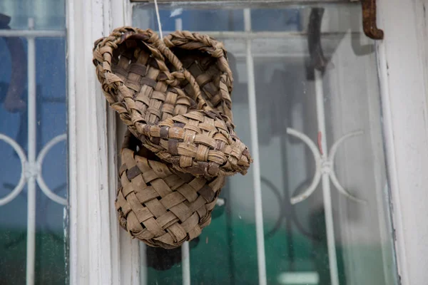 Oude traditionele Russische bast schoenen — Stockfoto