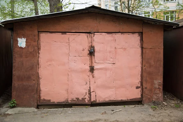 Eski metalik garaj kapısı dış