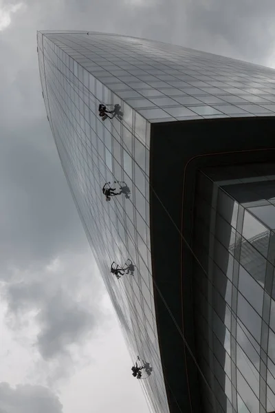 Couldy céu prata arranha-céus edifícios limpadores — Fotografia de Stock