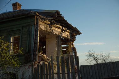 Terk edilmiş ahşap kırsal ev dış