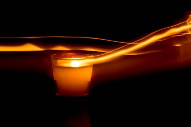 Mum izleme koyu arka plan soyut