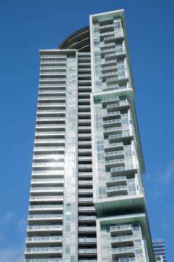Yüksek modern binanın mavi gökyüzü