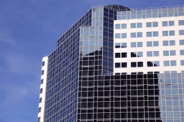 Modern ofis binası cephe gökyüzü güneş ışığı