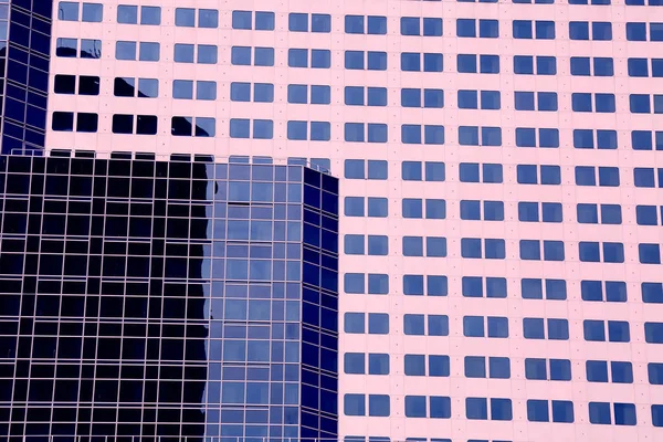 近代的なオフィスビルの外装 windows の背景 — ストック写真