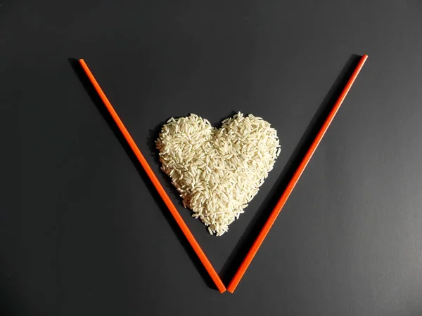 Beyaz pirinç yerleştirilen kalp harf V