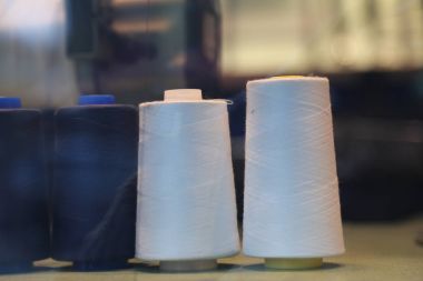 İki beyaz bobin terzi Dükkanı