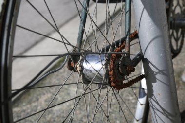 Paslı bisiklet tekerleği yakın çekim