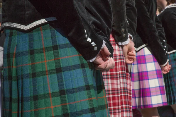 Grup Genç kadın geleneksel İskoç Dağımda sokak portre