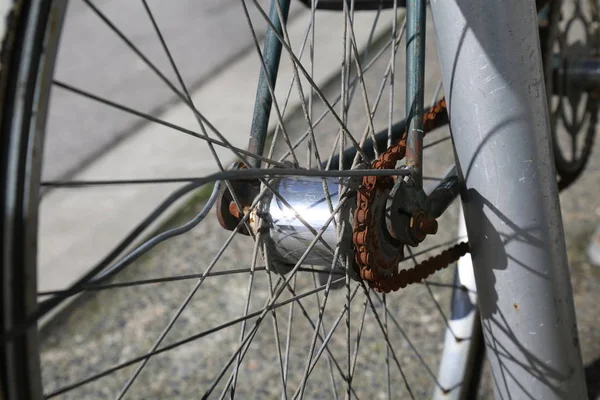 Bicicleta roda enferrujada fechar — Fotografia de Stock