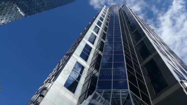 Hermoso rascacielos azul cielo fondo — Vídeos de Stock