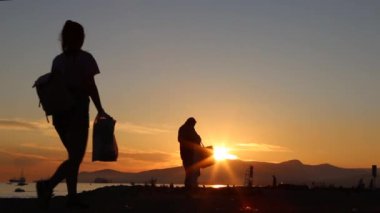 Siluet kız günbatımı kavramı tatil yürüyüş