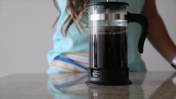 Mujer haciendo café fresco prensa francesa — Vídeos de Stock