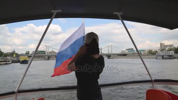 Fille prenant des photos bateau rivière drapeau russe — Video