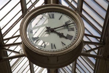 Eski saat retro tasarım Tren İstasyonu