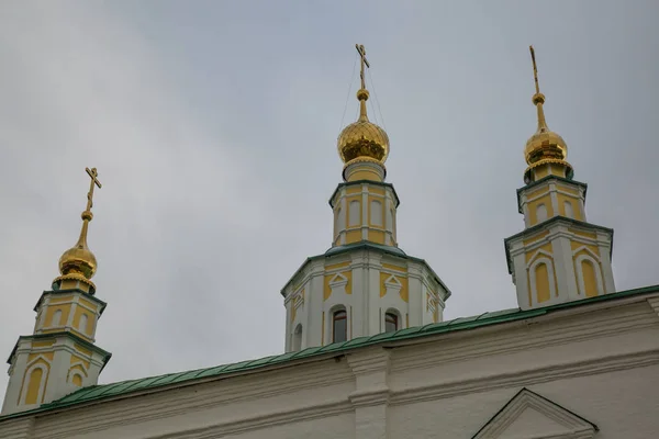 Cupola d'oro chiesa ortodossa cielo nuvoloso sfondo — Foto Stock
