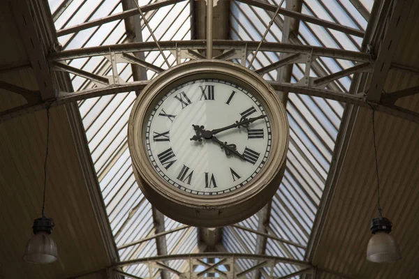 Estación de tren diseño interior reloj techo —  Fotos de Stock