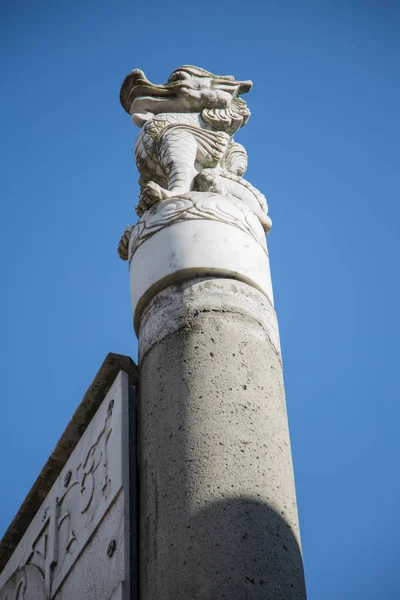 Columna blanca Pilar de escultura de dragón chino —  Fotos de Stock