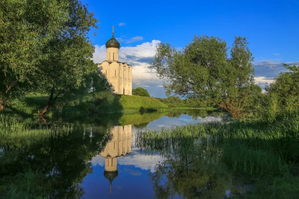 Eglise d'intercession de la Sainte Vierge Nerl rivière ciel bleu vif Juin 2017 — Photo