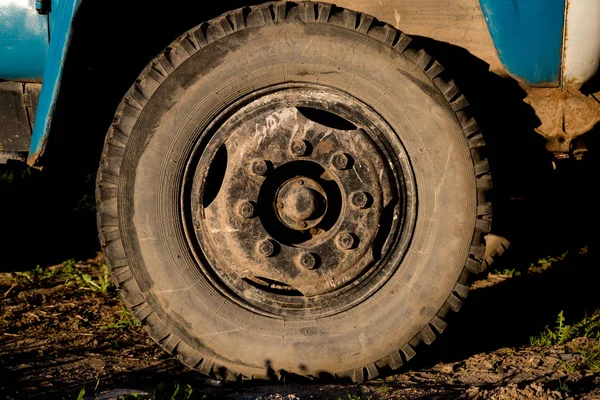 Velha roda caminhão carro fechar o transporte — Fotografia de Stock