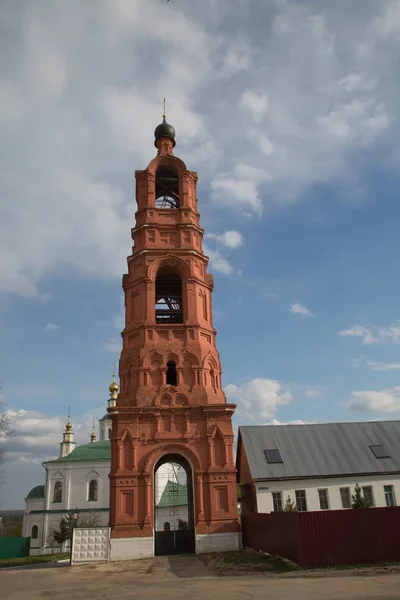 Mattoni rossi campanile cielo blu — Foto Stock