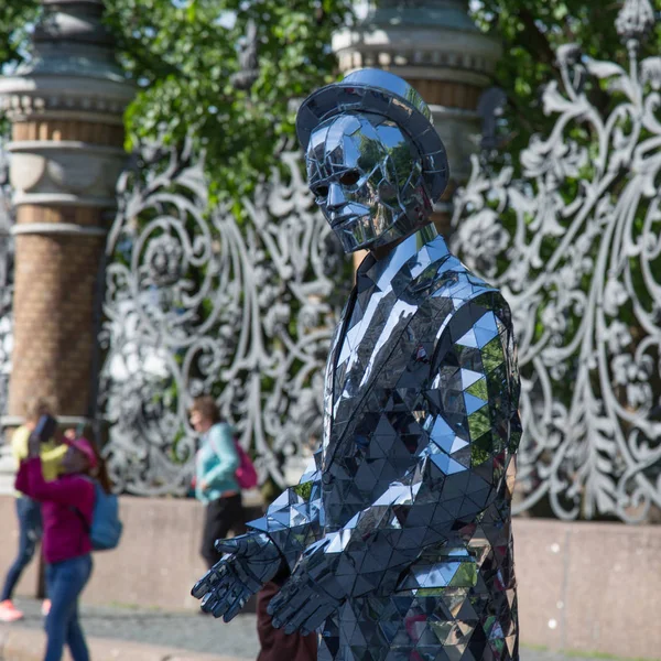 Homme portant une texture réfléchissante tenue fond de rue — Photo
